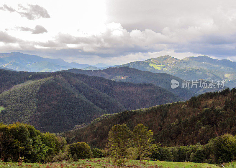 全景在比利牛斯山脉的巴斯科，西班牙，在El Camino del Norte